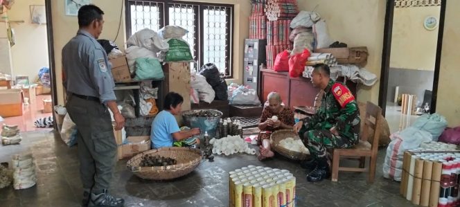 
 Serda Djoko Beri Motivasi Pelaku UMKM Usaha Pembuatan Shuttlecock