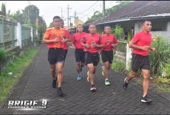 
 Danbrigif 9/DY/2 Kostrad Pimpin Pembinaan Jasmani Lari 5K