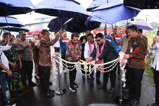 
 Momen Bupati Gus Fawait Luncurkan Pengisian BBM Pesawat di Bandara Notohadinegoro Jember