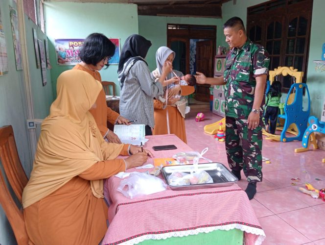 
 Babinsa Teras Dampingi Posyandu Balita, Wujud Nyata Dukungan TNI Ciptakan Generasi Sehat