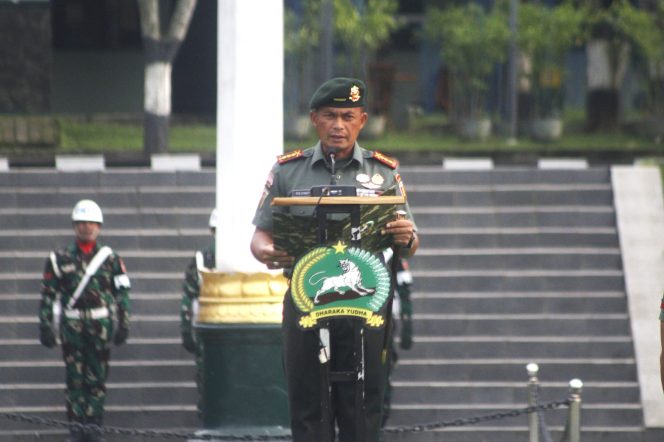 
 Danbrigif 9/DY/2 Kostrad Pimpin Prajurit Dharaka Yudha Melaksanakan Upacara Pengibaran Bendera Merah Putih 17-an