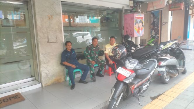 
 Ciptakan Kedekatan dan Jalin Silaturahmi, Babinsa Kemlayan Selipkan Pesan Keamanan Kepada Keamanan