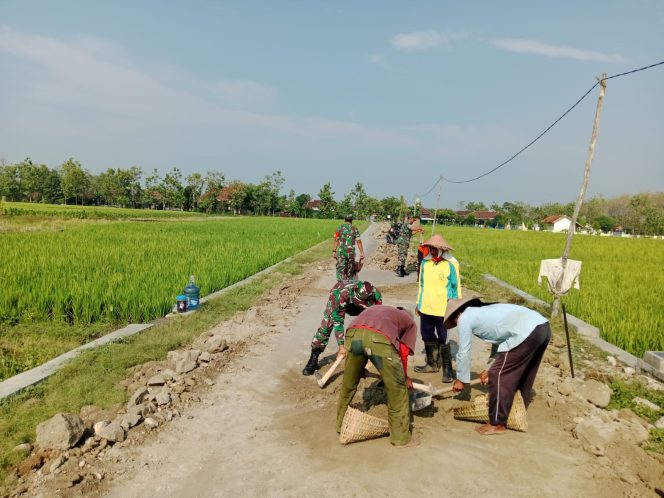 
 Babinsa Lakukan Pembereman Jalan Penghubung Antar Dukuh