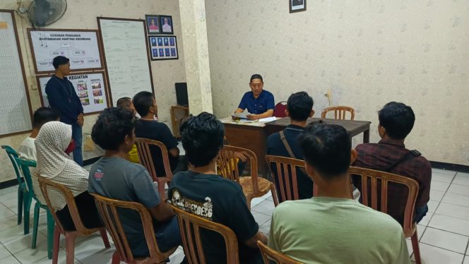 
 Tidak Menemukan Barang Bukti Yang Kuat Polsek Krembung Pulangkan Empat Terduga Penikmat Judol