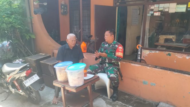 
 Bincang Santai, Cara Ampuh Babinsa Kemlayan Selalu Dekat dan Berinteraksi Langsung Dengan Warganya