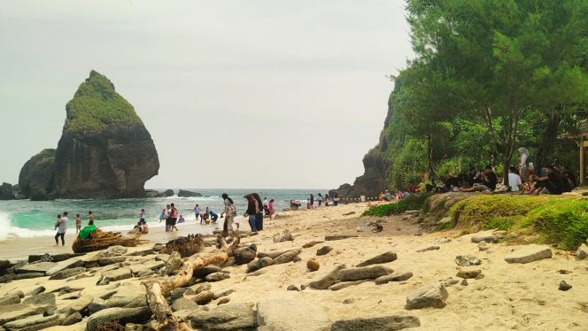 
 Dengan Tiket Rp.12.500 Kunjungan Pantai Papuma dan Watu Ulo Membludak di Hari Wekeend