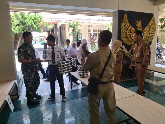 
 Peran Aktif Babinsa Dalam Membantu Pendistibusian MBG di Sekolah