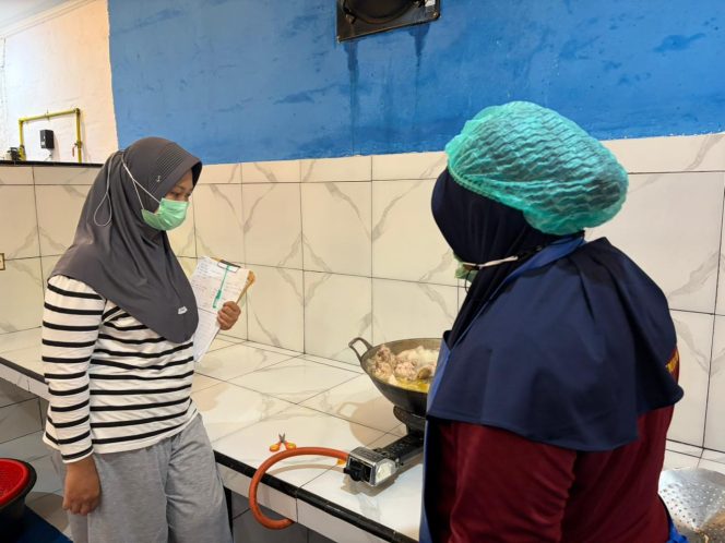 
 Ahli Gizi di Dapur Silo Secara Tegas Menepis Berbagai Tudingan Terkait Menu dan Kualitas Makanan yang Dinilai Tidak Sesuai Standar Badan Gizi Nasional (BGN)