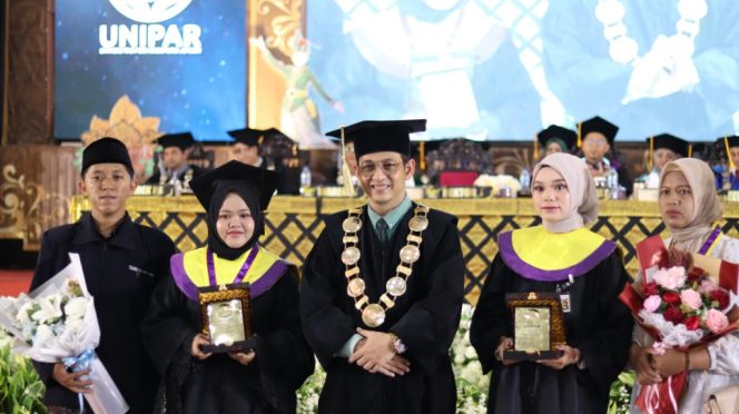 
 Wujudkan Kampus Inklusif, Sejumlah Wisudawan Disabilitas Raih Gelar Sarjana di Wisuda ke-V UNIPAR Jember