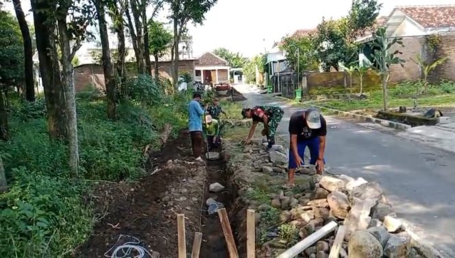 
 Babinsa Budayakan Kerja Bakti, Bersama Warga Bangun Talud Jalan Agar Aliran Air Lancar