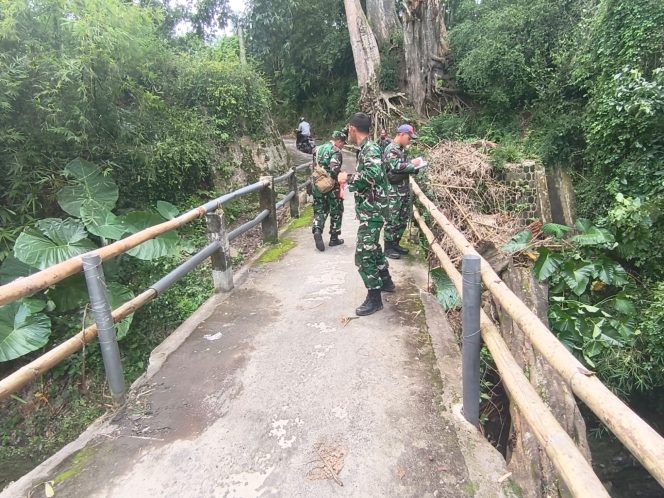 
 Pengawasan Jembatan di Mojosongo, Babinsa dan Zidam IV/Diponegoro Siapkan Akses Vital untuk Warga