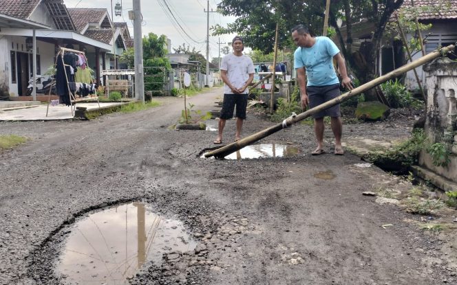 
 Warga Pancakarya Pasang Tanda di Jalan Rusak Menuju Perusahaan Tembakau Restu, Aduan Sudah Ditindaklanjuti Kecamatan Ajung