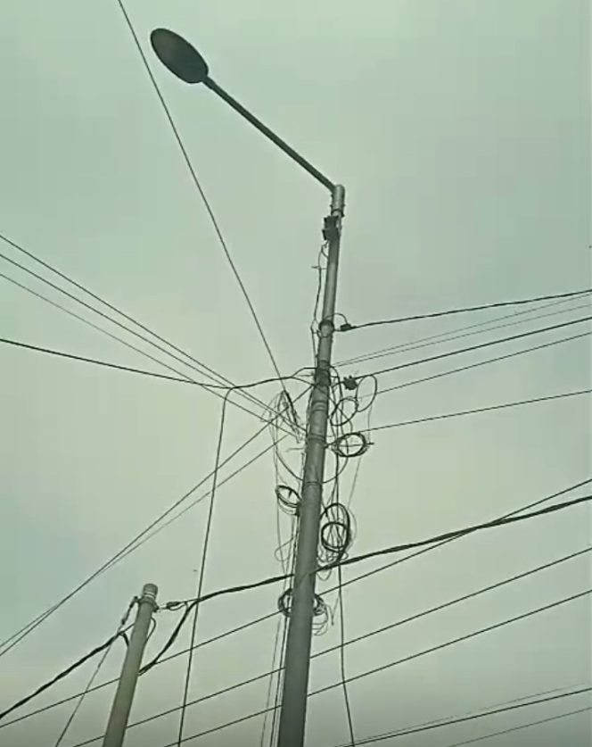 
 Bikin Resah! Tiang Kabel Wifi Tak Elok di Pandang