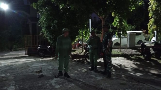 
 Perkuat Keamanan Wilayah, Koramil 04/Teras Gelar Patroli Siskamling Bersama Warga