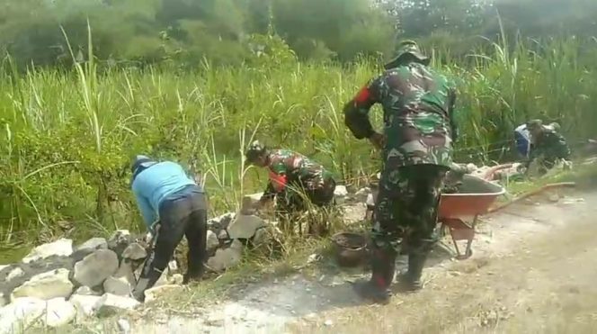 
 Babinsa Laksanakan Karya Bakti Pembangunan Talud di Pinggiran Jalan Kampung