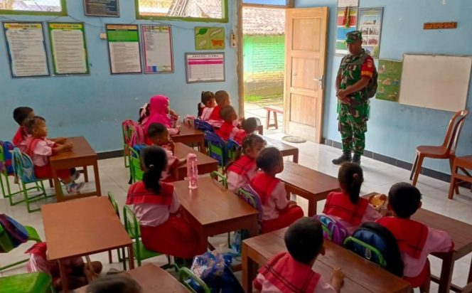 
 Babinsa Kenalkan Wawasan Kebangsaan kepada Siswa TK