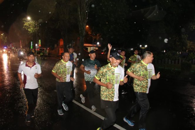 
 Hujan Tak Goyahkan Semangat, Infantry Night Run 2026 Bondowoso Jadi Simbol Soliditas TNI Polri