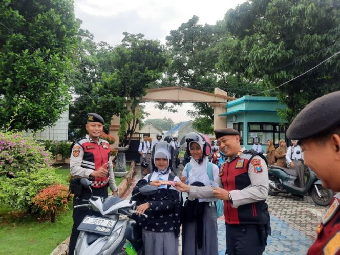 
 Awalnya ketakutan, Pelajar SMAN 1 Panarukan Dapat Cokelat Gratis Dari Polisi Karena Tertib Lalu Lintas