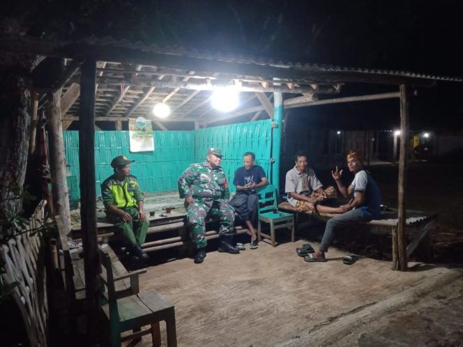 
 Wujudkan Lingkungan Aman dan Nyaman Babinsa Bersama Warga Gelar Patroli Siskamling