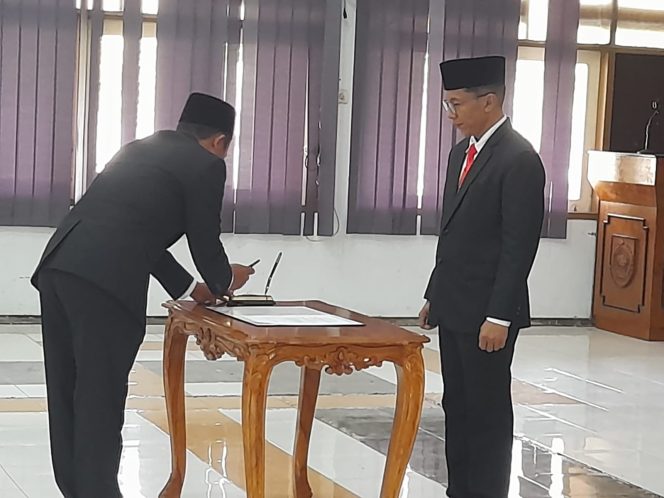 
 DPMD Jember Lantik 18 Penjabat Kepala Desa, Tekankan Evaluasi dan Percepatan Anggaran