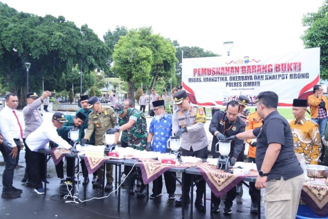 
 Forkopimda Jember Musnahkan Ribuan Barang Bukti Kejahatan