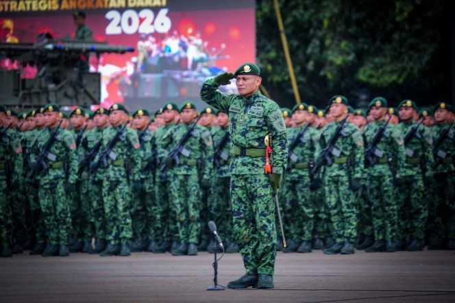 
 Komandan Yonif 509/BY/9/2 Kostrad Bersama Prajurit Tidak Jiwa Ksatria pada Upacara HUT ke-65 Kostrad