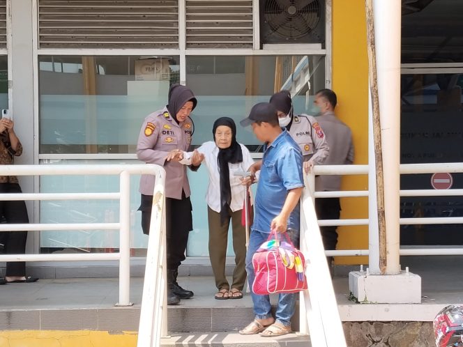 
 Layanan Humanis Polwan Polresta Sidoarjo Bantu Lansia di Terminal Purabaya Saat Arus Mudik