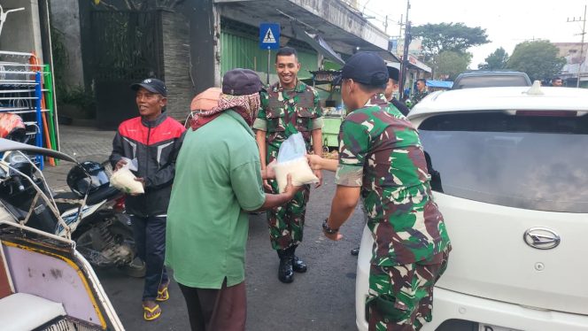 
 Danyonif 514/SY dan Ketua Persit Ranting 3 Berbagi 300 Paket Beras Berkah Ramadhan TNI untuk Masyarakat Bondowoso