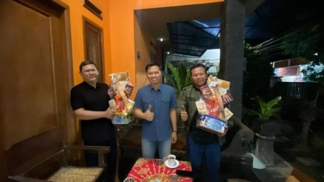 
 Tak Terduga, Mas Bhabin Terima Bingkisan Lebaran dari Danyonif 514/SY Letkol Inf Ugroseno Simbol Soliditas TNI Polri