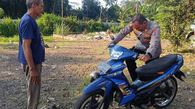 
 Kapolsek Sempol Bantu Kakek Perbaiki Kendaraannya Yang Rusak di Jalanan Sepi