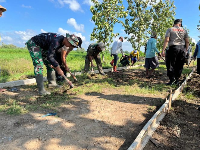 
 Pemerataan Tanah dan Pembersihan Sampah Sebelum di Betonisasi