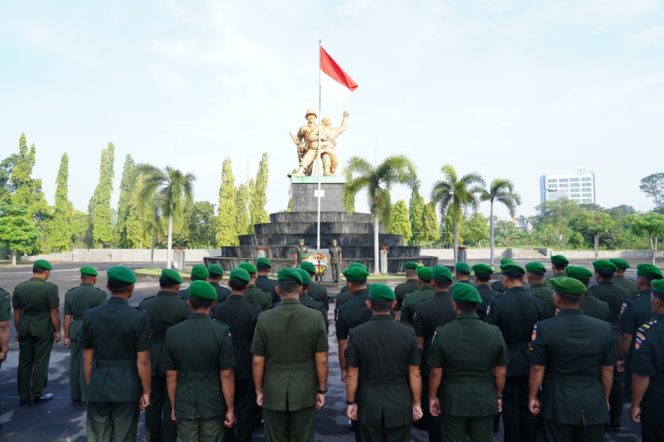 
 Ziarah Rombongan HUT Ke – 60 Korem 074/Warastratama, Di Pusatkan Di Taman Makam Pahlawan (TMP) Kusuma Bhakti Surakarta