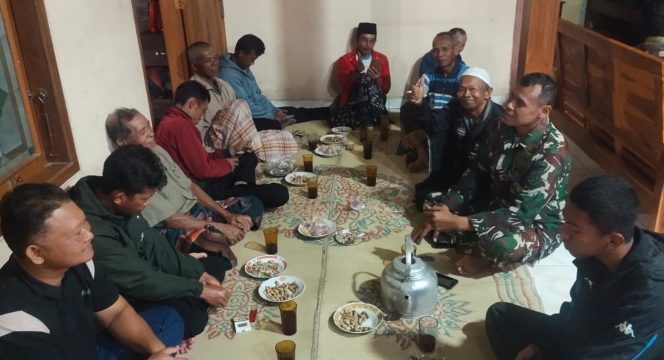 
 Komsos Malam Hari di Desa Kembang, Babinsa Jatipurno Perkuat Kedekatan dengan Warga