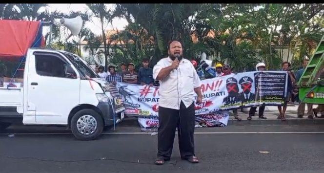 
 Aksi Kekecewaan Terhadap Kepemimpinan Bupati dan Wakil Bupati Banyuwangi,Massa Tuntut Turun Dari Jabatan