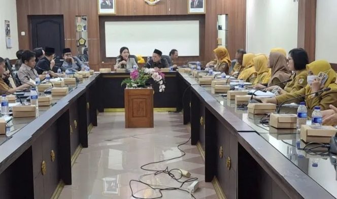 
 “Viral Main Game Saat Bahas Stunting dan Kematian Bayi, DPRD Jember Disorot Tajam: Heru MAKI Desak Penegakan Etika Wakil Rakyat”