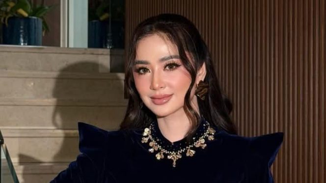 
 Dewi Perssik Datangi Polda Metro Jaya Bawa Bukti Elektronik Terkait Pencemaran Namanya