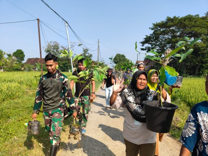 
 Saat Tangan Emak-Emak dan Prajurit Bersatu Menghijaukan Desa