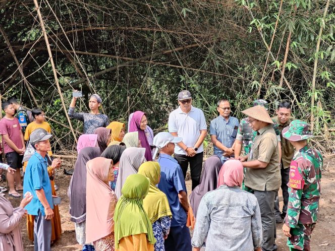
 Momen Hangat di Lokasi Sumur Bor TMMD, Bupati, Danrem hingga Dansatgas Diserbu Warga untuk Berfoto