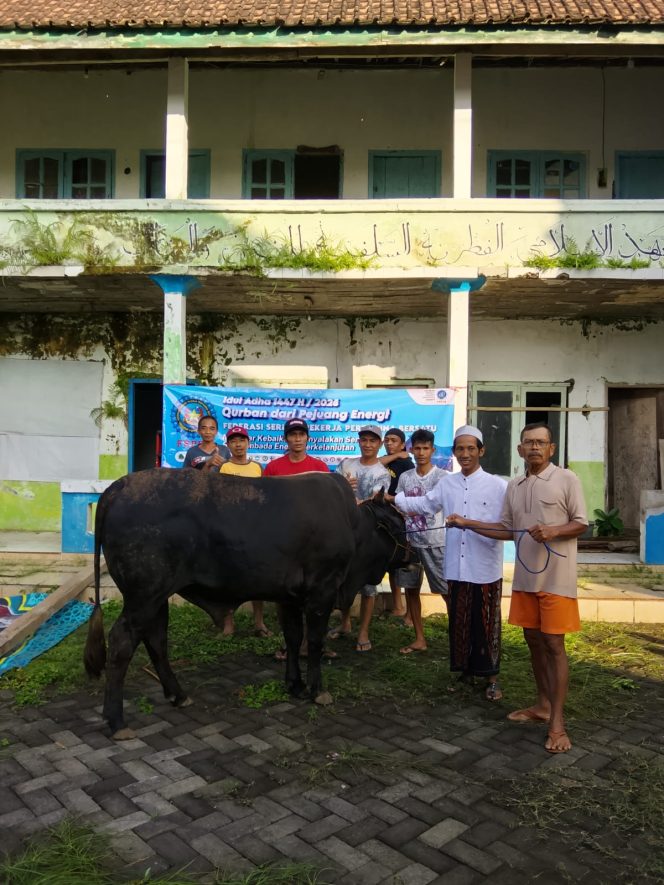 
 Ponpes Al Fitriyah Salafiyah Jember Terima Seekor Sapi Kurban dari Federasi Serikat Pekerja Pertamina Bersatu