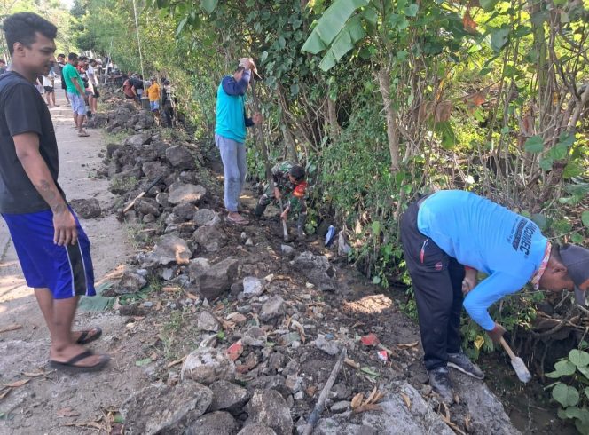 
 Babinsa dan Warga Candirejo Gotong Royong Bangun Talud Jalan