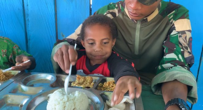
 Satgas Swasembada Yonif 751/VJS Berbagi Makan Bergizi dan Keceriaan untuk Anak-Anak SD di RM Swasembada