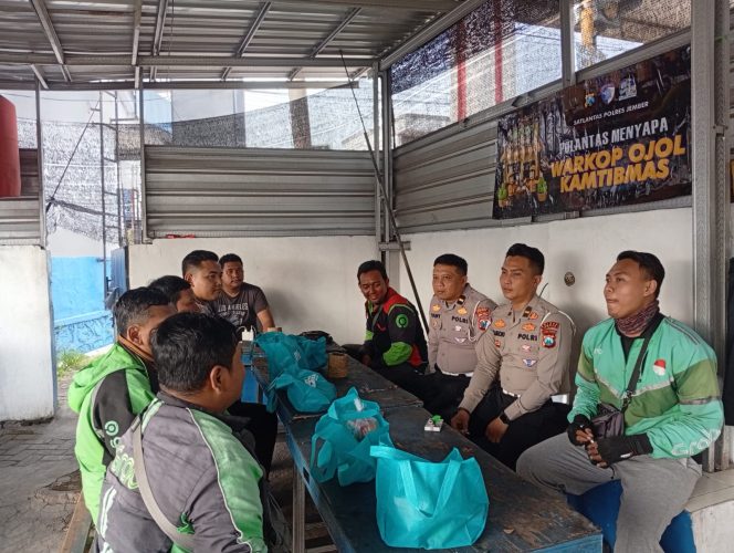 
 Sambut Hari Bhayangkara ke – 80, Polres Jember Berbagi Paket Sembako untuk Ojol