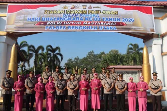 
 Peringati Hari Bhayangkara ke-80, Polres Bengkulu Utara Gelar Ziarah dan Tabur Bunga di TMP Ratu Samban