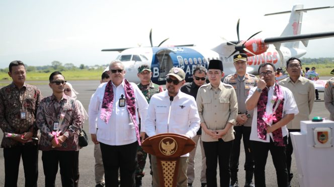 
 Bupati Jember Launching Penerbangan Perdana Jember-Surabaya Dengan Menggunakan Maskapai Wings Air