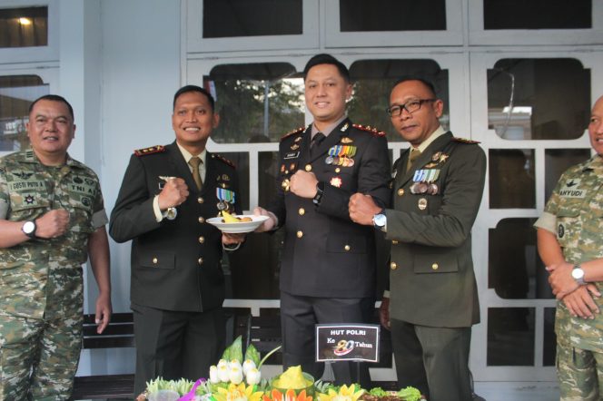 
 Danyon Armed 8/UY Berikan Kejutan Kapolres Jember Pada HUT Bhayangkara ke-80
