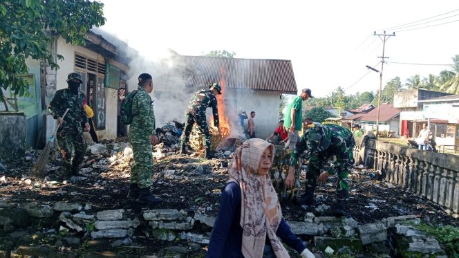 
 Sinergi Tanpa Batas! Koramil Kerkap Bareng Instansi dan Warga Kompak Bersihkan Pasar Lubuk Durian