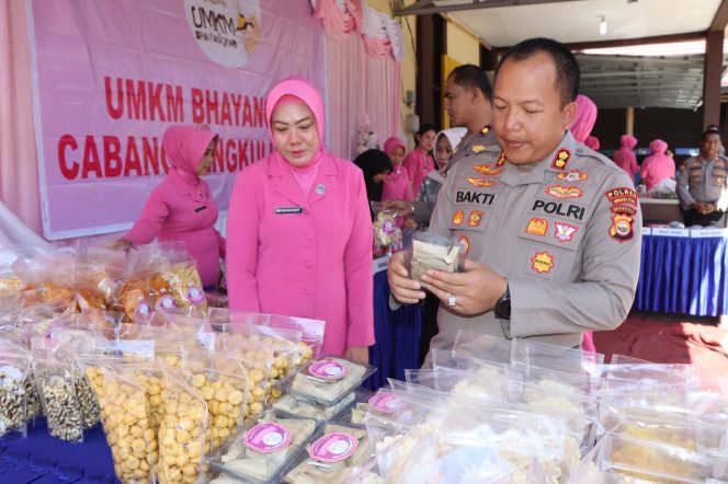 
 Dukung Ekonomi Kreatif, Kapolres Bengkulu Utara Borong Produk UMKM Bhayangkari Usai Beri Arahan