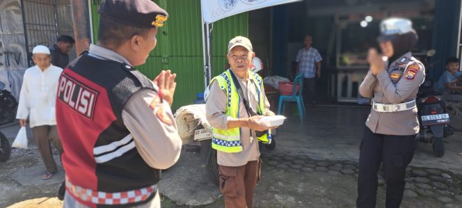 
 Wujud Kepedulian, Polwan Polres Bengkulu Utara Gelar Jumat Berkah di Pasar Purwodadi