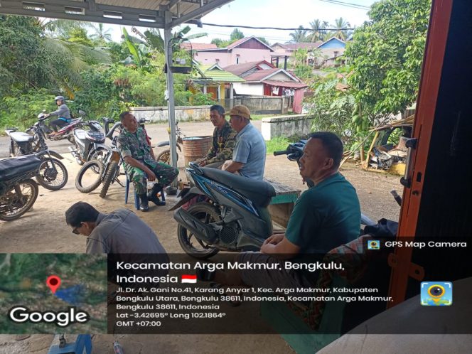 
 Babinsa Koramil 423-03/Lais Laksanakan Komsos di Desa Datar Lebar, Pererat Silaturahmi dan Imbau Warga Waspada Cuaca