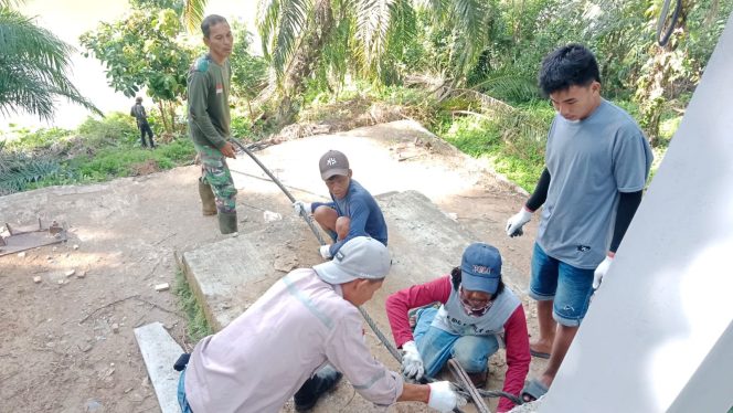 
 Kodim 0423/Bengkulu Utara Terus Percepat Pembangunan Jembatan Perintis Garuda Bersama Warga Desa Kuala Langi